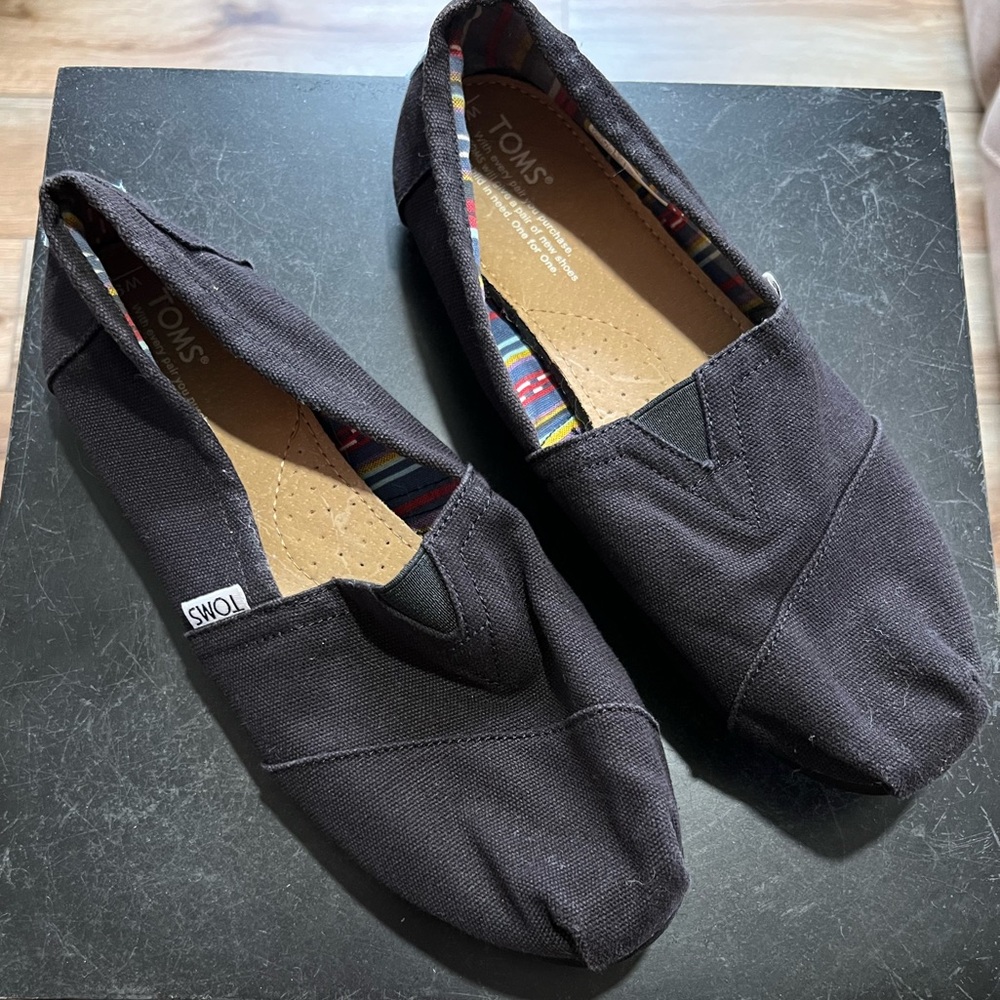 Tom’s canvas slip on flats